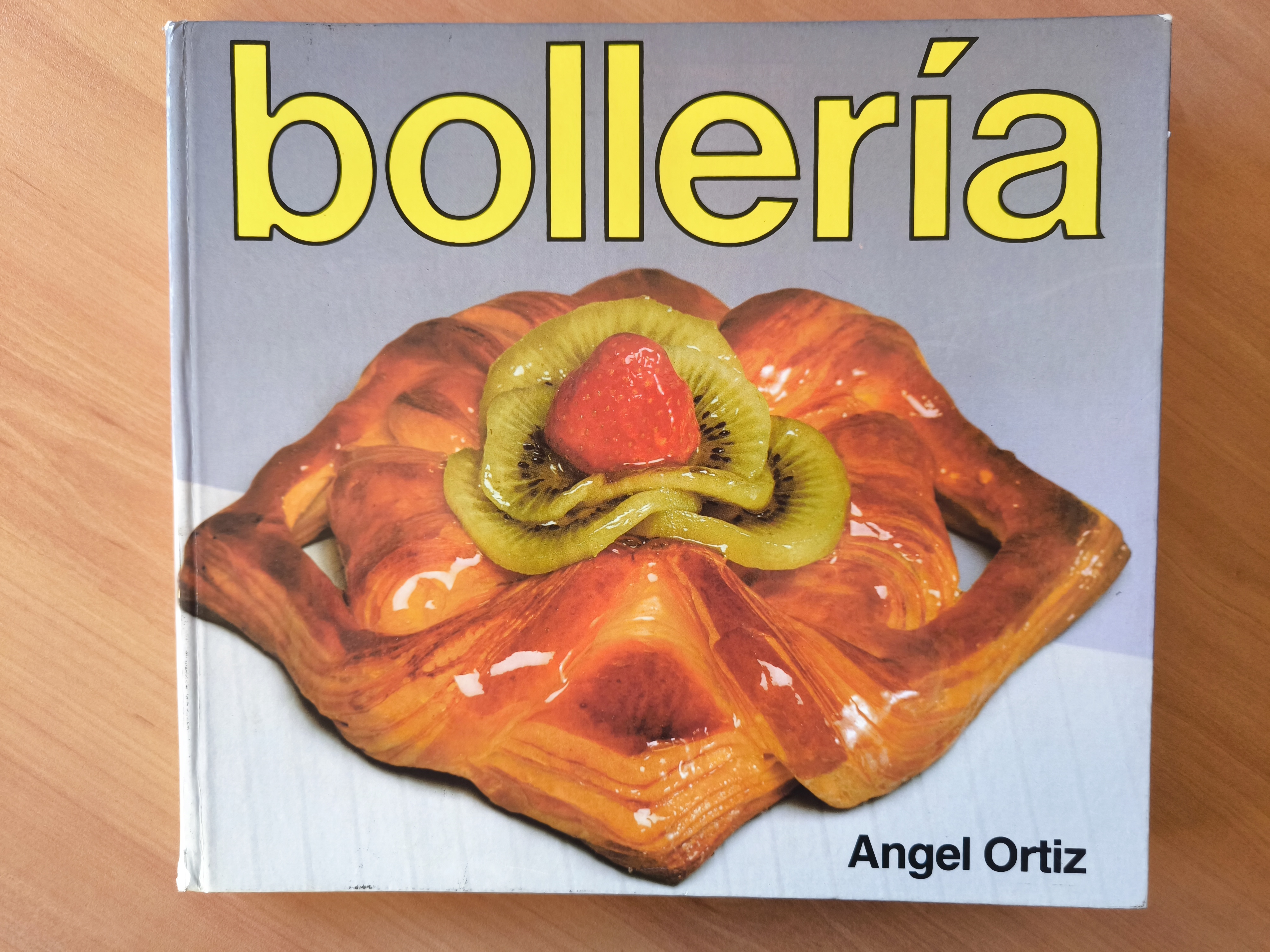 Portada original del libro Bollería de Ángel Ortiz
